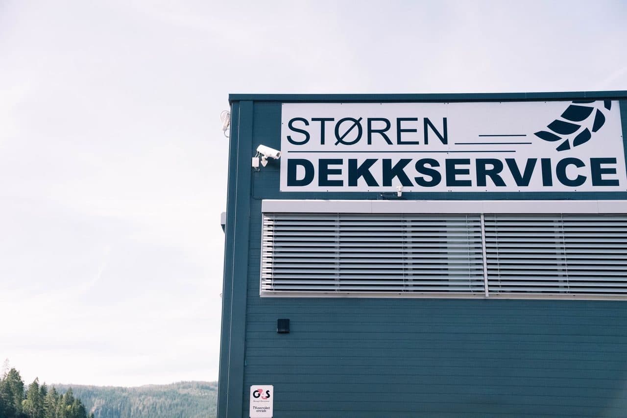 Fasaden til Støren Dekkservice med skilt